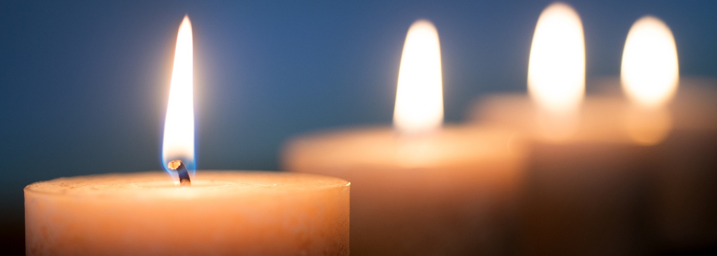 Kerzen_4 in schraeg fluchtender Reihe (pixabay_candle-4719019)_1920×1295