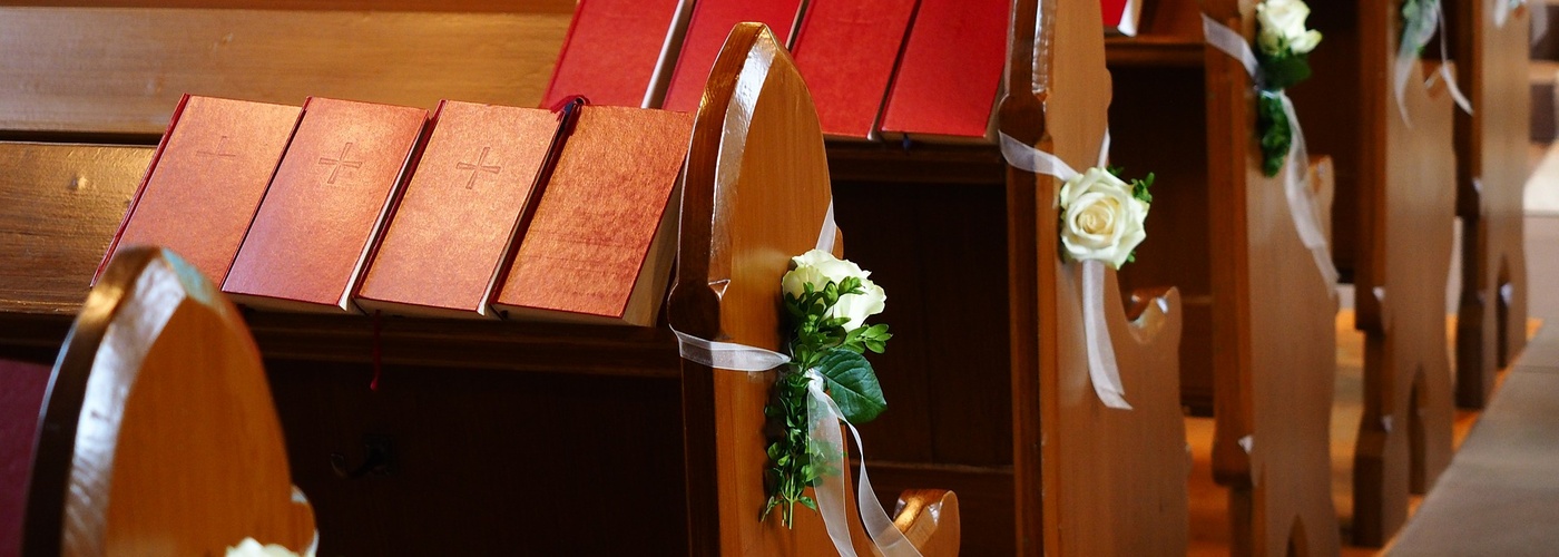 Kirchenbänke_Hochzeitsschmuck (pixabay_church-pews-590762)_1920×1440