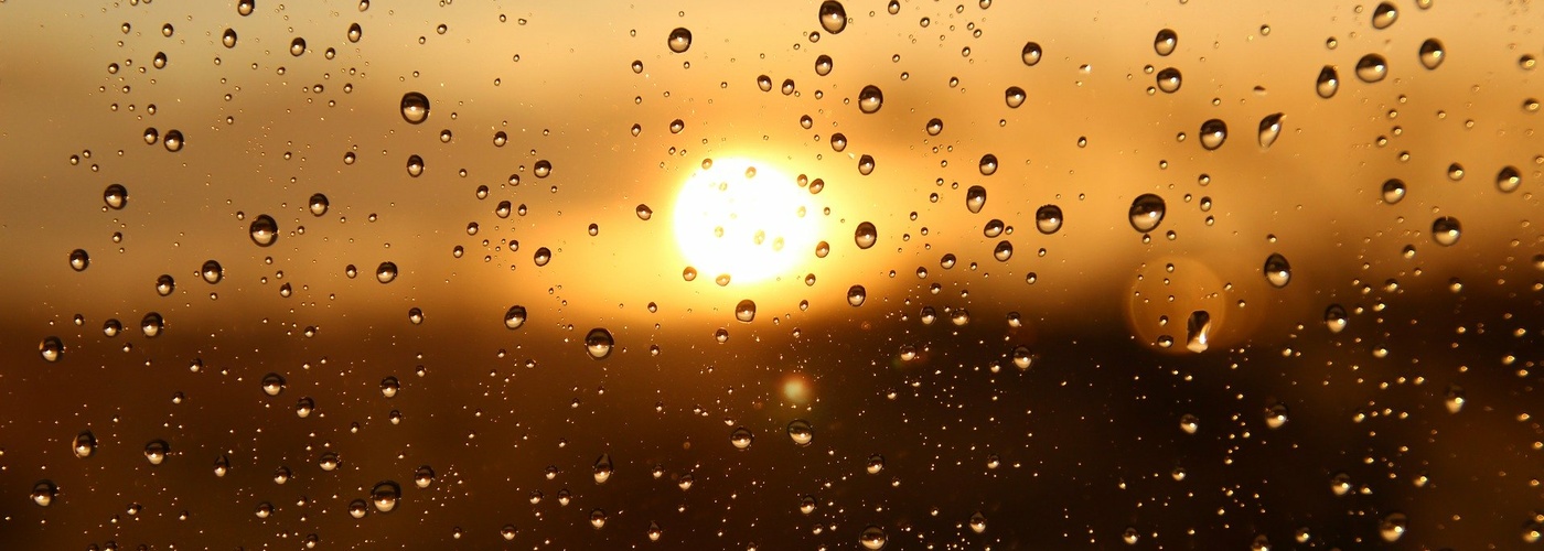 Sonnenuntergang_verregnetes Fenster (pixabay_rain-3940580)_1920×1280