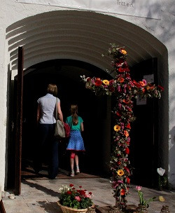 Ostern 2020: Blumenkreuz vor dem Kirchenportal