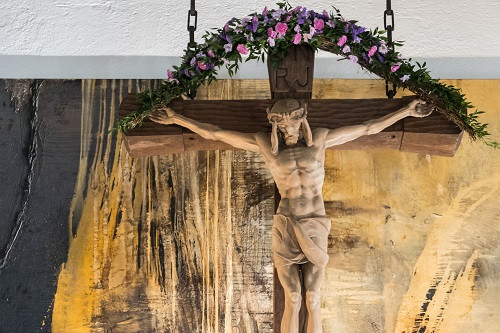 Bild mit Kruzifix und Blumenkrone