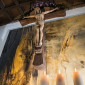 Bild mit Altarkerzen und Kruzifix
