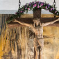 Bild mit Kruzifix und Blumenkrone