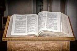 Bibel_augeschlagen_Kirche_Ambo (pixabay_book-3649698)_1920x1275