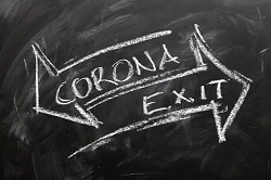 Corona-Exit_schwarze Tafel mit Pfeilen (pixabay_corona-5038339)_250x166