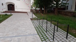 Fahrradständer vor Kirche