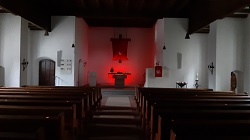 Heilandskirche_ Kirchenraum Pfingsten 2 (rotes Licht)_150x84