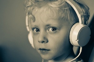 Junge mit Kopfhörern (s/w)
