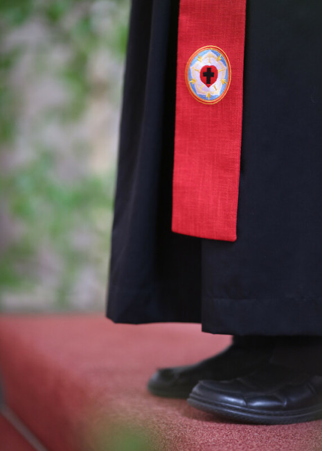 Talar und rote Stola Talar und rote Stola